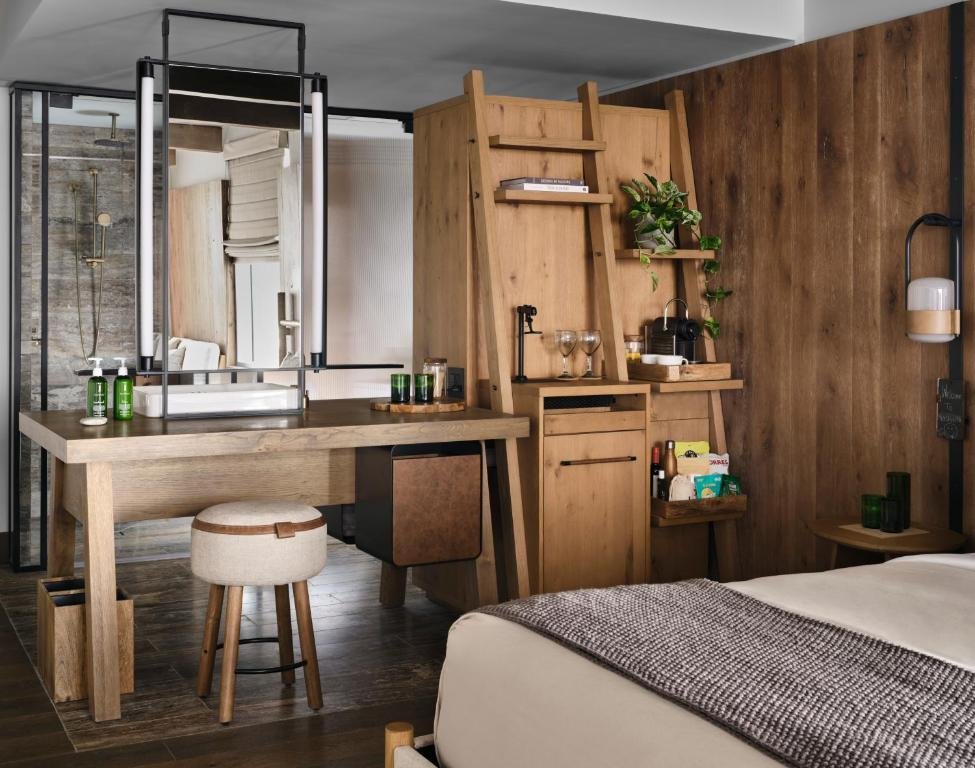 1 Kitchen farm-to-table restaurant and lobby at 1 Hotel Nashville