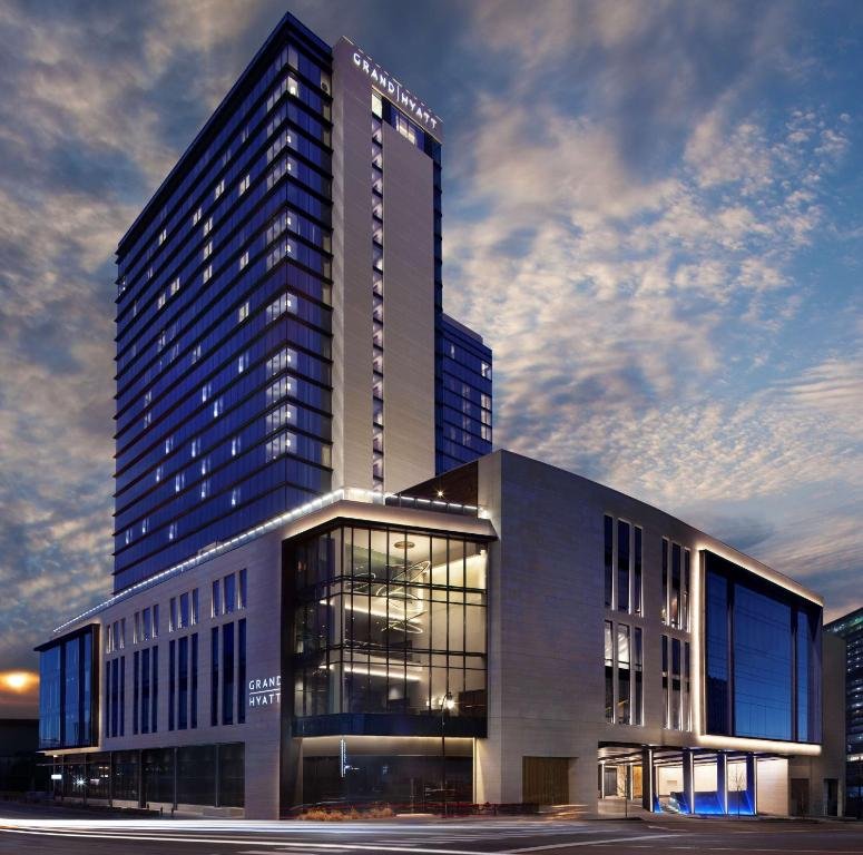 Lou/Na 25th-floor rooftop lounge and terrace at Grand Hyatt Nashville